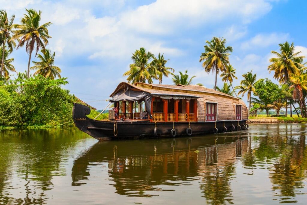 Kerala Houseboat Tours with Local Cuisine: A Foodie’s Delight