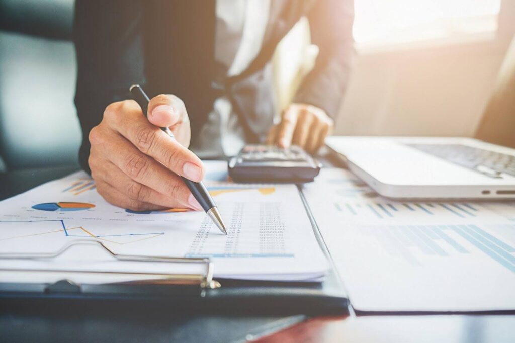 How a Bookkeeping Professional Online Simplifies Finances